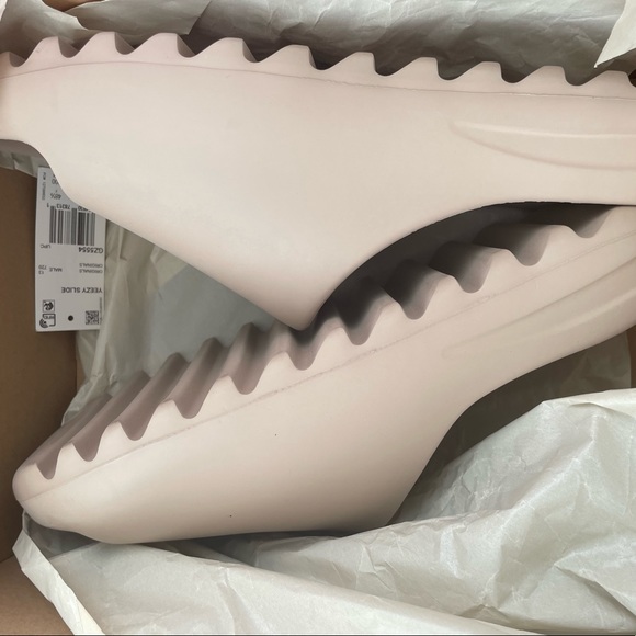 Adidas Yeezy Slide - Picture 3 of 5